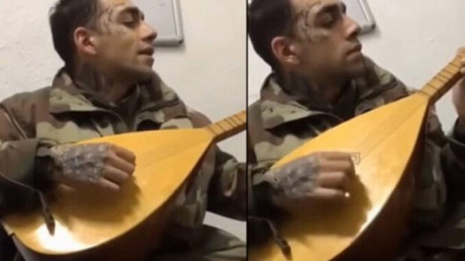 Ezhel'in Askerde Saz Çalıp Türkü Söylediği Görüntüler Ortaya Çıktı