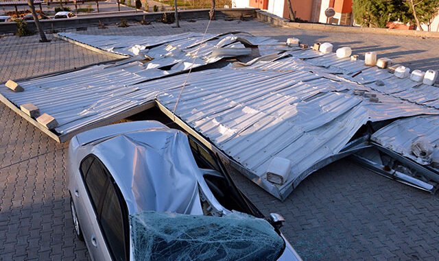 Fırtına Çatıları Uçurdu; Hayvanlar Telef Oldu, Araç Kullanılamaz Hale Geldi