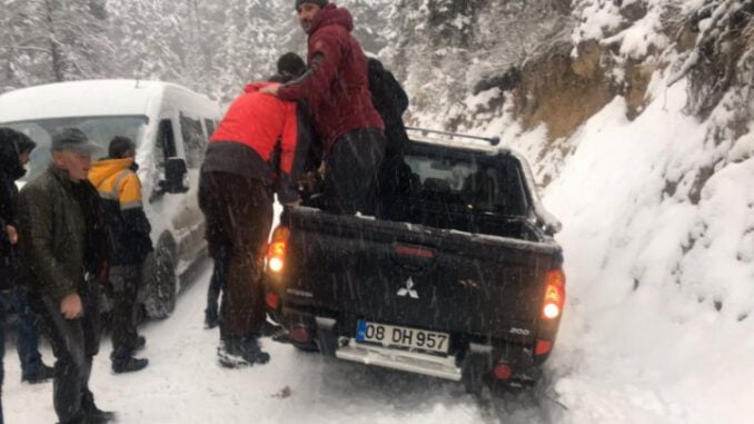 Kar Nedeniyle 83 Köy Yolu Ulaşıma Kapandı