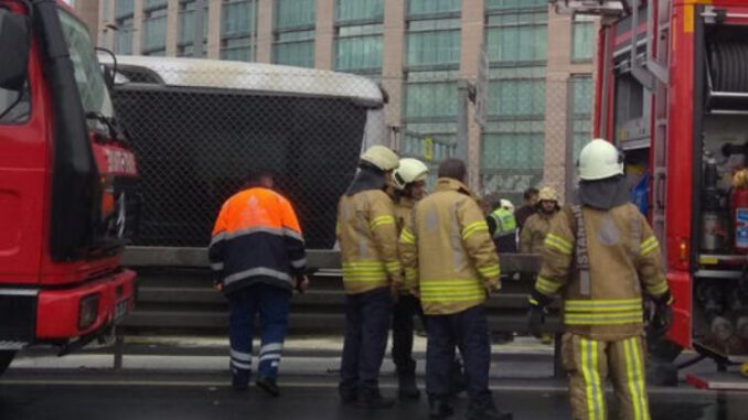 Metrobüste Yangın! Seferler Aksadı