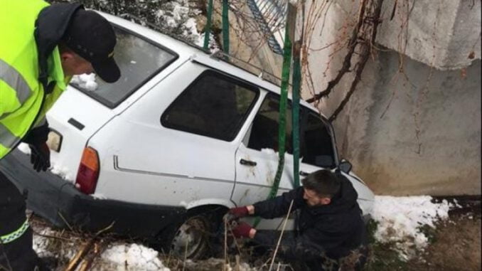 Otomobil eve çarparak durabildi
