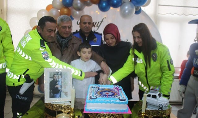 Polisler, Şehit Meslektaşlarının Oğluna Sürpriz Doğum Günü Yaptı
