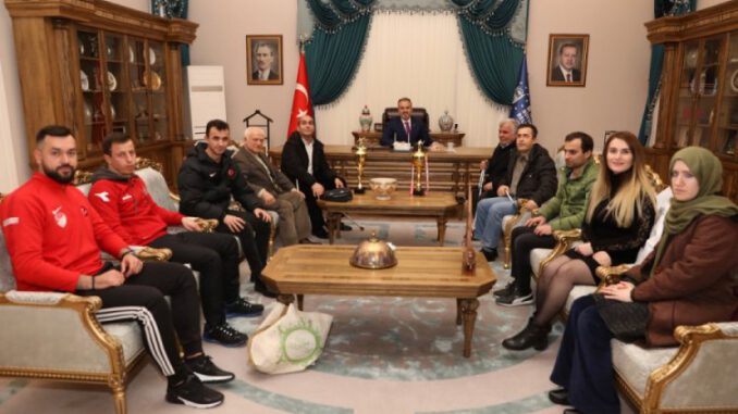 Şampiyonluk Sevincini Bursa Büyükşehir Belediye Başkanı Aktaş'la Paylaştılar
