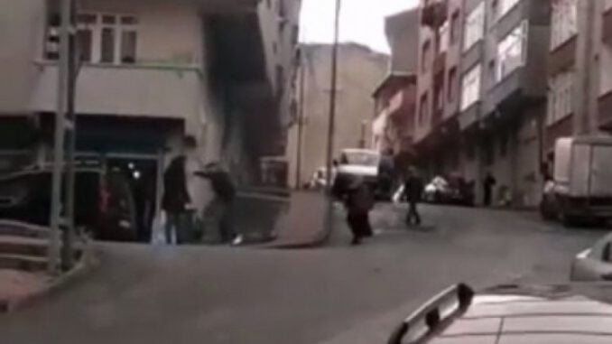 Sokak Ortasında Kadını Sopayla Döven Kişi Tutuklandı,