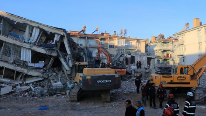 Sürsürü'de enkazda kalan 2 kişiyi kurtarma çalışmaları sürüyor
