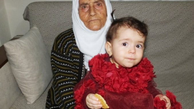 Torununun Torununu Kucağına Aldı
