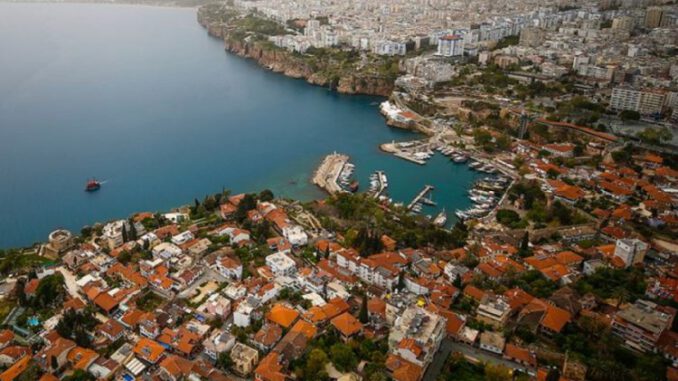 Yabancılar Geçen Yıl En Çok İstanbul ve Antalya'dan Konut Aldı