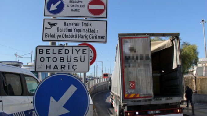 Yasaklı Yola Giren TIR, Köprüye Takıldı