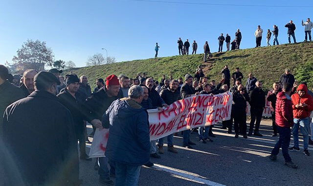 Yol Kapatma Eylemi Yapan Kamyoncularla Polis Arasında Arbede