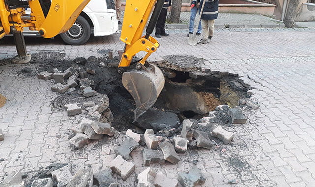 Yolda Çökme Meydana Geldi