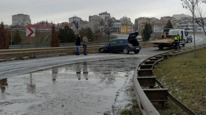 Yoldaki Buzlanma Kazaya Sebep Oldu