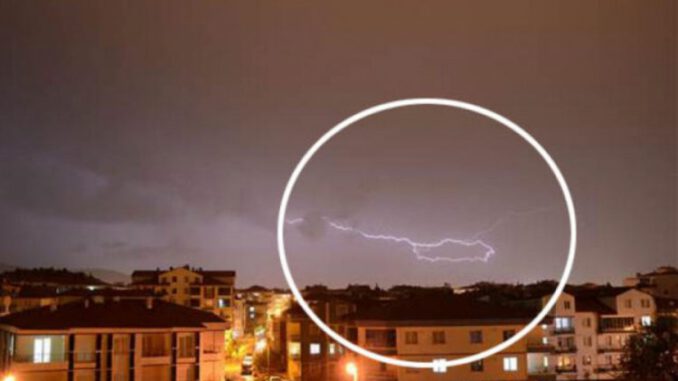 Çektiği Yıldırım Fotoğrafına Bakınca Gözlerine İnanamadı