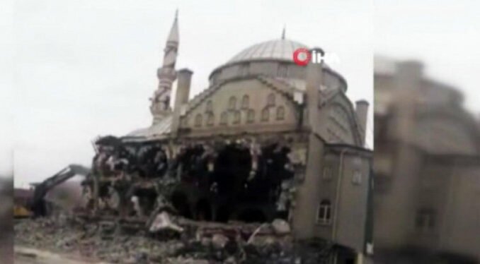 Elazığ'da Depremde Ağır Hasar Alan Cami Çöktü